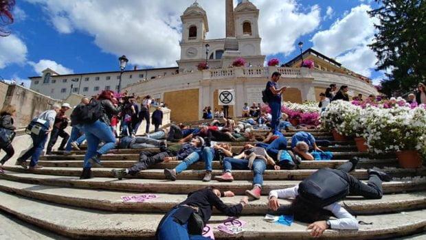 Il flash mob di Extinction Rebellion in piazza di Spagna a Roma
