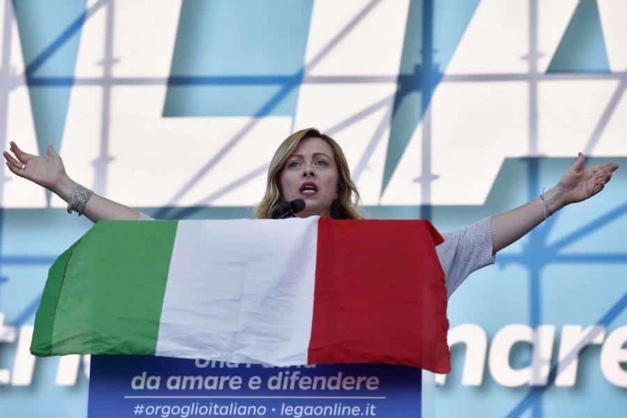 Lì fuori c'è l'estrema destra che avanza e noi ci preoccupiamo dei meme