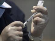 A che punto siamo con il vaccino per il coronavirus nel mondo A che punto siamo con il vaccino per il coronavirus: previsioni e strategie
