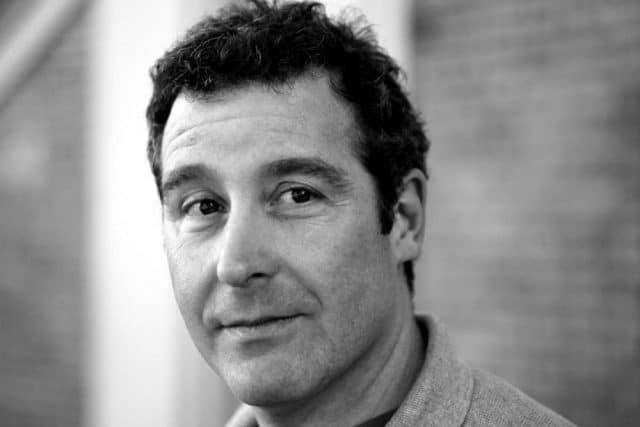 La casa delle madri di Daniele Petruccioli: tra corpi e geometrie affettive. Fonte: https://www.delvecchioeditore.it/profile/daniele-petruccioli/ La casa delle madri di Daniele Petruccioli: tra corpi e geometrie affettive. Fonte: https://www.delvecchioeditore.it/profile/daniele-petruccioli/