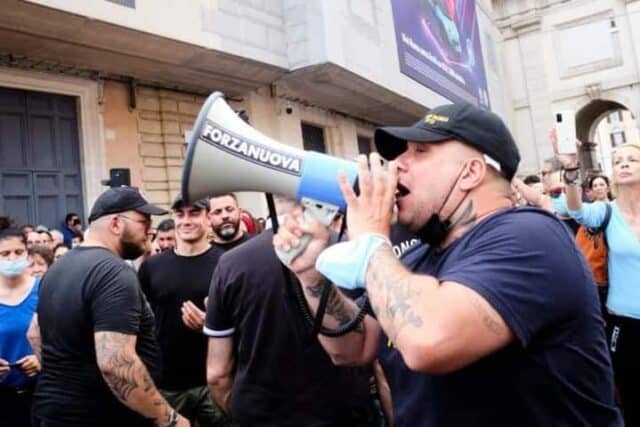 Farsi largo tra gli “alfieri del bene” e gli “impuri” no vax e no green pass Farsi largo tra gli “alfieri del bene” e gli “impuri” no vax e no green pass