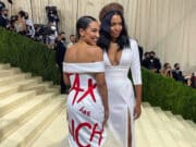 AOC: Sfidare il potere al Met Gala AOC: Sfidare il potere al Met Gala