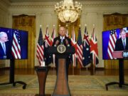 Il patto “AUKUS” tra USA, Regno Unito e Australia che non piace alla Cina (e fa infuriare i francesi) Il patto "AUKUS" tra USA, Regno Unito e Australia che non piace alla Cina (e fa infuriare i francesi)