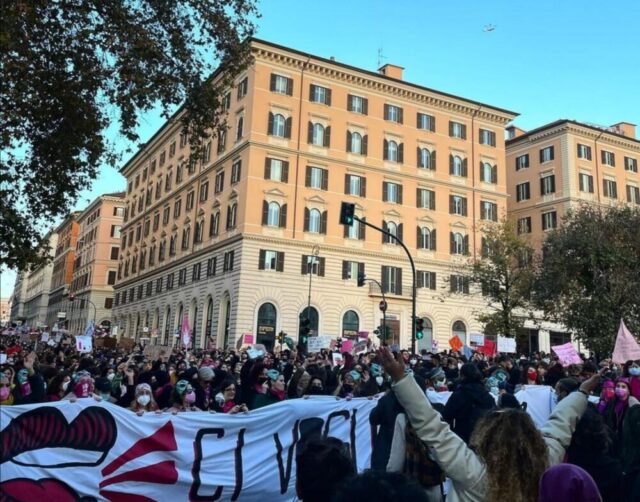 Violenza sulle donne. Le strade si colorarono di fucsia con Non Una Di Meno