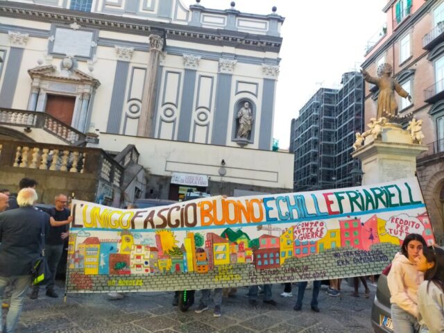 Giù le mani dall'Asilo: Napoli risponde all'aggressione neonazista Napoli risponde all'aggressione neonazista dell' Asilo