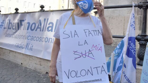 Mina Welby durante una manifestazione per l'eutanasia legale con l'Associazione Luca Coscioni