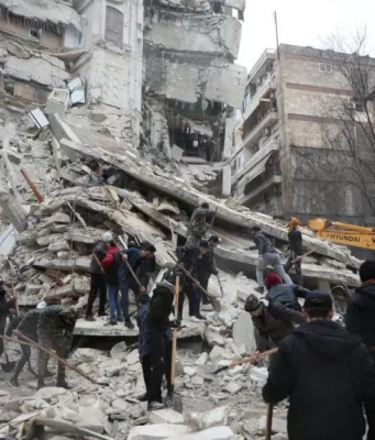 Terremoto in Siria, le macerie del sisma su quelle della guerra