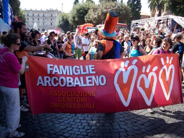 Immagine manifestazione dell'associazione Famiglie Arcobaleno al Pride di Roma del 2012 // Adozione