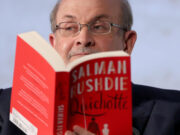 https://www.oggi.it/attualita/notizie/2022/08/12/salman-rushdie-aggredito-a-new-york-nel-1988-khomeini-aveva-ordinato-che-venisse-ucciso/ Salman Rushdie
