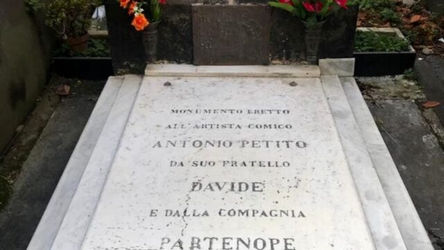 Tomba Pulcinella - foto Figli del Sud popolo sovrano La tomba di Pulcinella (foto Figli del Sud popolo sovrano), credits: napolitoday.it