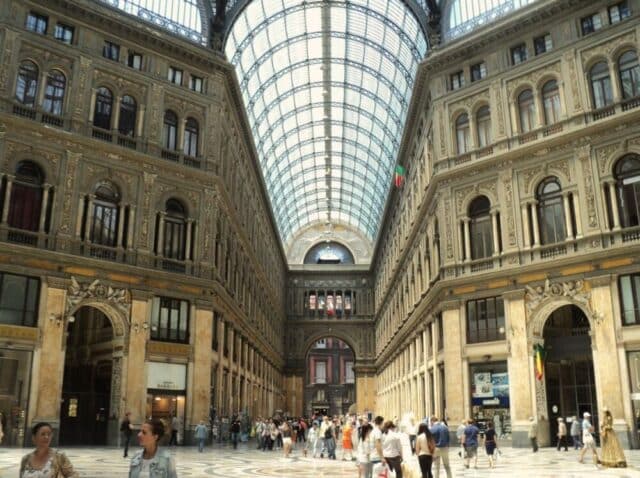 La turistificazione di Napoli: uno sguardo alla gentrificazione La turistificazione di Napoli: uno sguardo alla gentrificazione