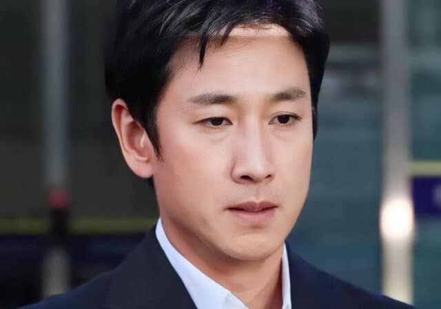Lee Sunkyun durante un'apparizione pubblica il 28 ottobre 2023 Lee Sunkyun durante un'apparizione pubblica il 28 ottobre 2023