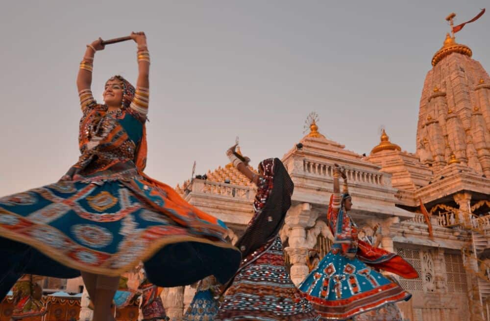 Ballerine di Garba si esibiscono al tempio Ambaji