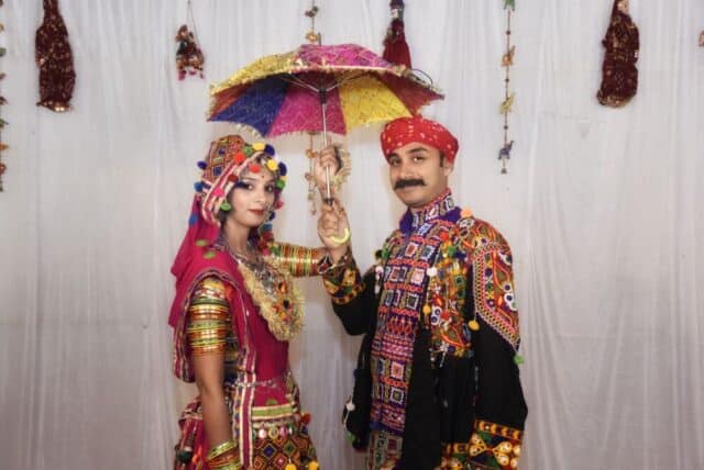 Un uomo e una donna in abiti tradizionali Garba Un uomo e una donna in abiti tradizionali Garba