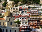 I luoghi dove noleggiare un lettino costa di più, come la Costiera Amalfitana