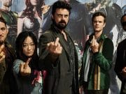 The Boys e Gen V: il mondo corrotto dei supereroi A partire da sinistra: Tomer Capone (Frenchie), Karen Fukuhara (Kimiko), Karl Urban (Billy Butcher), Jack Quaid (Hughie Campbell) e Laz Alonso (Latte Materno)