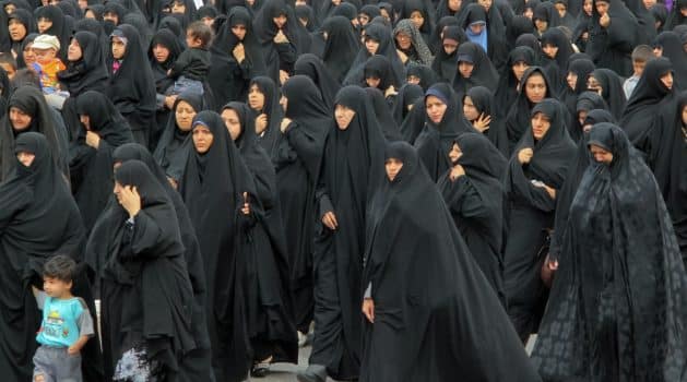 Una folla di donne iraniane che indossano il chador (o chadar), il velo tradizionale e obbligatorio da indossare per le donne in Iran