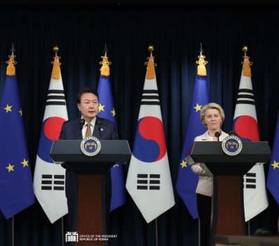 Yoon Sukyeol e Ursula von der Leyen durante l'incontro a Seoul del 22 maggio 2023