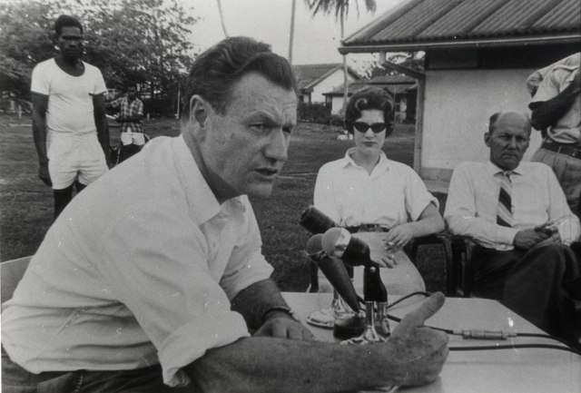Nelson_Rockefeller,_gouverneur_van_New_York,_houdt_een_persconferentie_te_Merauke_over_de_vermissing_van_zijn_zoon_Michael,_KITLV_34911.tiff Nelson Rockefeller, gouverneur van New York, houdt een persconferentie te Merauke over de vermissing van zijn zoon Michael, KITLV 34911.tiff