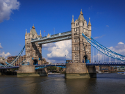 Il Tower Bridge di Londra, attraversato in volo da Alan Pollock nel 1968