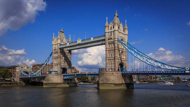 Il Tower Bridge di Londra, attraversato in volo da Alan Pollock nel 1968