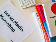 Foglio con scritto "Social Media Marketing" e accanto una pila di libri