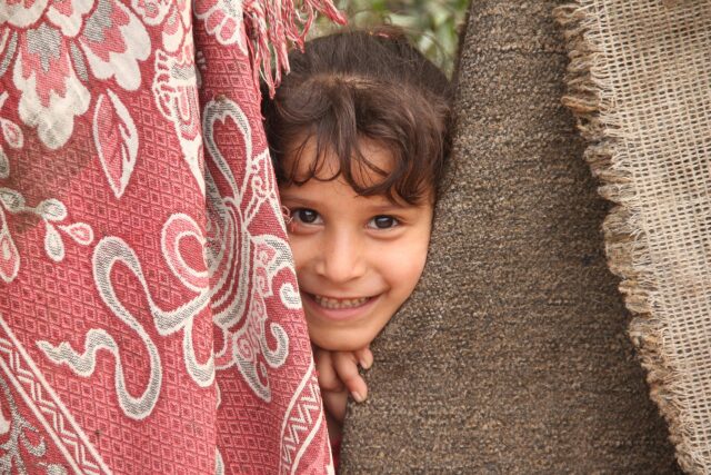 La storia di Hind Rajab, 5 anni, intrappolata nel terrore di Gaza. La sua voce disperata resta testimonianza di un crimine di guerra dell’IDF