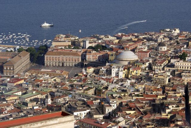 naples-3497534_1280 Tra il 2015 e il 2025 Napoli ha cambiato faccia: un'evoluzione economica e sociale, a volte anche politica; e poi gli scudetti, la gentrificazione, una città che si sta ampliando - e non è sempre un bene. 10 anni di Napoli, 10 anni di Libero Pensiero.