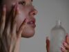 Pelle luminosa dopo i 30: come cambia la skincare e quali ingredienti scegliere