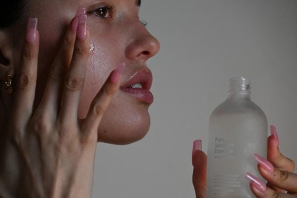 Pelle luminosa dopo i 30: come cambia la skincare e quali ingredienti scegliere Pelle luminosa dopo i 30: come cambia la skincare e quali ingredienti scegliere