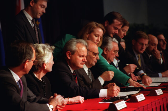 Accordi di Dayton 30 anni dopo, la pace fragile della Bosnia Accordi di Dayton 30 anni dopo, la pace fragile della Bosnia