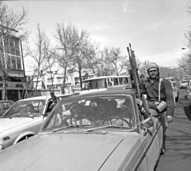 Gruppo di rivoluzionari in marcia a Tehran durante la Rivoluzione islamica del 1979, simbolo della mobilitazione popolare e del clima di conflitto che portò alla caduta dello Scià e all’ascesa degli Ayatollah