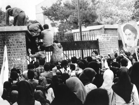 Studenti iraniani scalano i cancelli dell’Ambasciata degli Stati Uniti a Teheran il 4 novembre 1979, all’inizio della crisi degli ostaggi che segnò un duro punto di rottura nei rapporti tra l’Iran rivoluzionario e l’Occidente, rivelando le prime tensioni autoritarie del nuovo regime