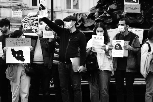 Manifestanti a Londra nel settembre 2022 protestano contro l’obbligo dell’hijab in Iran e in solidarietà con il movimento “Woman, Life, Freedom” nato dopo la morte di Mahsa Amini, riflettendo la portata internazionale delle mobilitazioni sociali contro la repressione