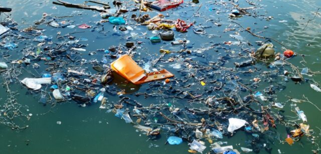 Seaside,Garbage,Floating,Garbage,Water,Pollution,Global,Warming,Background La diffusione dei metalli nel Mar Mediterraneo