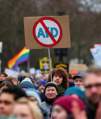 L’onda dell’AfD in Germania: in Sassonia-Anhalt l’estrema destra sale al 40% e punta al governo Manifestazione davanti alla Cancelleria di Berlino per chiedere la messa al bando dell'AfD