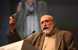 Carlo Petrini, il visionario che ha portato la politica a tavola Carlo Petrini durante il Congresso italiano di cucina d'autore tenutosi tra il 31 gennaio e il 2 febbraio 2010