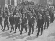 Il Corpo Volontari della Libertà, l’esercito della resistenza che guidò la Liberazione Milano, 6 maggio 1945: il Comando del CVL apre la sfilata. Da sinistra: Argenton, Stucchi, Parri, Cadorna, Longo, Mattei e Solari