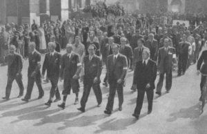 Il Corpo Volontari della Libertà, l’esercito della resistenza che guidò la Liberazione Milano, 6 maggio 1945: il Comando del CVL apre la sfilata. Da sinistra: Argenton, Stucchi, Parri, Cadorna, Longo, Mattei e Solari