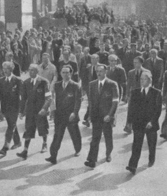 Il Corpo Volontari della Libertà, l’esercito della resistenza che guidò la Liberazione Milano, 6 maggio 1945: il Comando del CVL apre la sfilata. Da sinistra: Argenton, Stucchi, Parri, Cadorna, Longo, Mattei e Solari