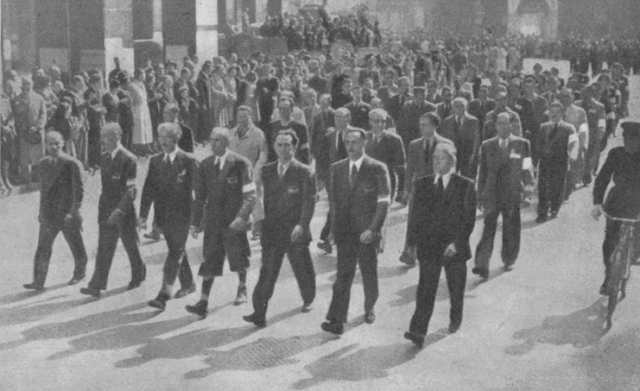 Milano, 6 maggio 1945: il Comando del CVL apre la sfilata. Da sinistra: Argenton, Stucchi, Parri, Cadorna, Longo, Mattei e Solari Milano, 6 maggio 1945: il Comando del CVL apre la sfilata. Da sinistra: Argenton, Stucchi, Parri, Cadorna, Longo, Mattei e Solari