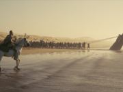 IA e cinema: l’Odissea di Nolan e l’Iliade di Musk I troiani recuperano il cavallo di troia in una scena del film Odyssey di Christopher Nolan